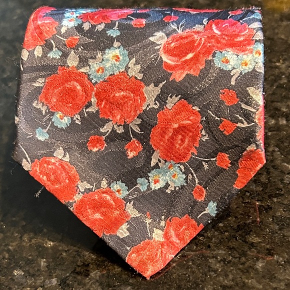 KETCH CLASSICS Tie • Red & Blue Flowers on Black Background • Usa 57”L x 4”W - Picture 2 of 6